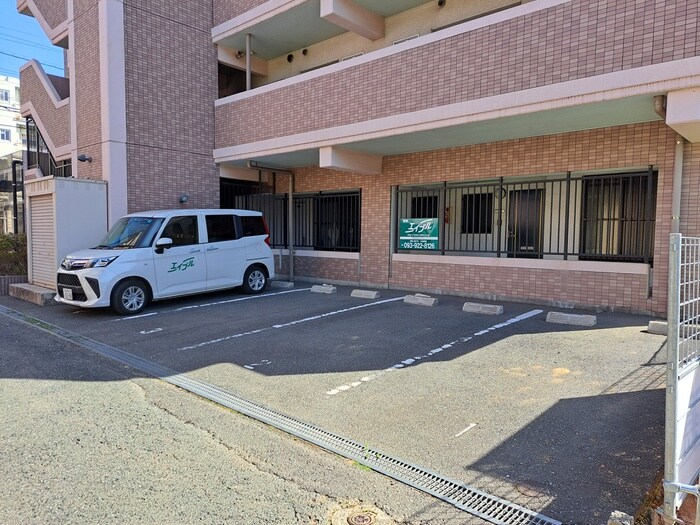 物件外観写真5　(駐車場)