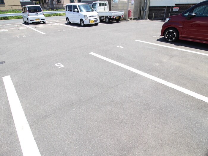 物件外観写真4　(駐車場)