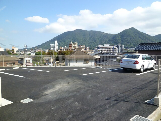 物件外観写真2　(駐車場)