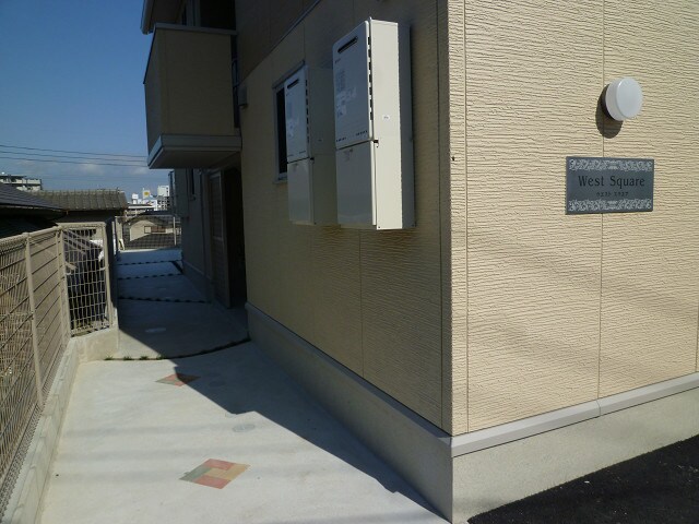 物件外観写真3　(エントランス部分)