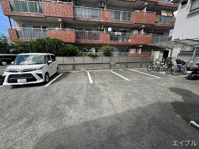 物件外観写真4　(駐車場)