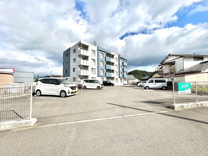 物件外観写真2　(駐車場)