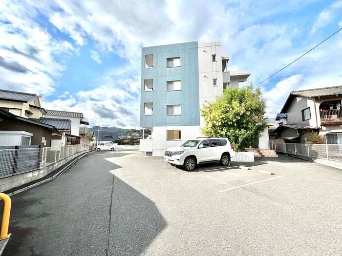 物件外観写真4　(駐車場)