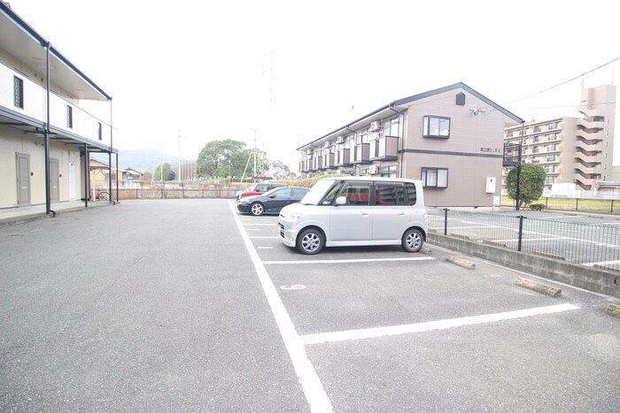 物件外観写真4　(駐車場)