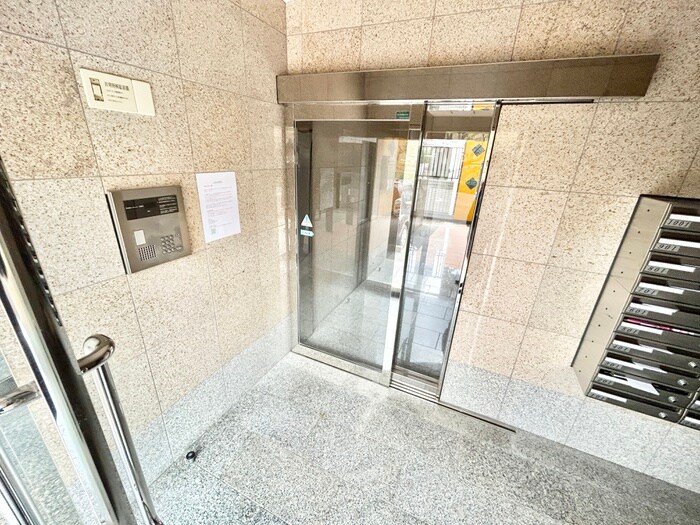 物件外観写真5　(エントランス部分)