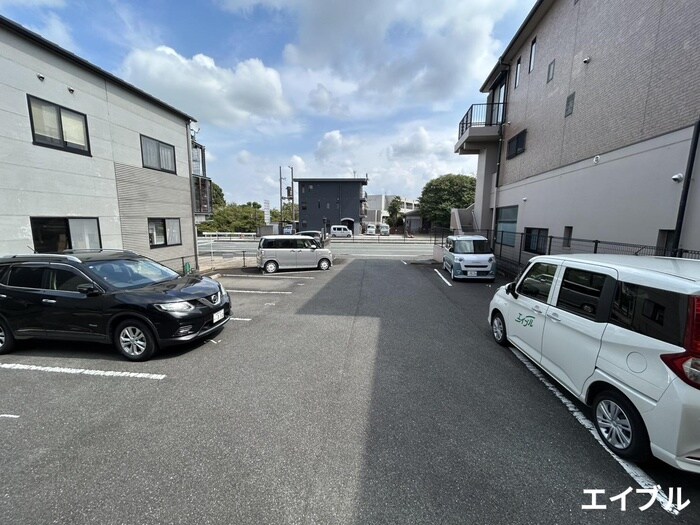 物件外観写真4　(駐車場)