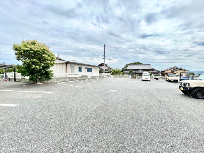 物件外観写真2　(駐車場)