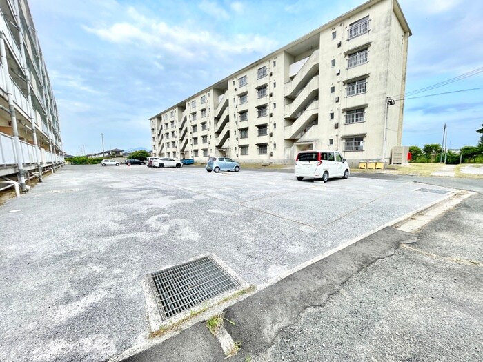 物件外観写真2　(駐車場)