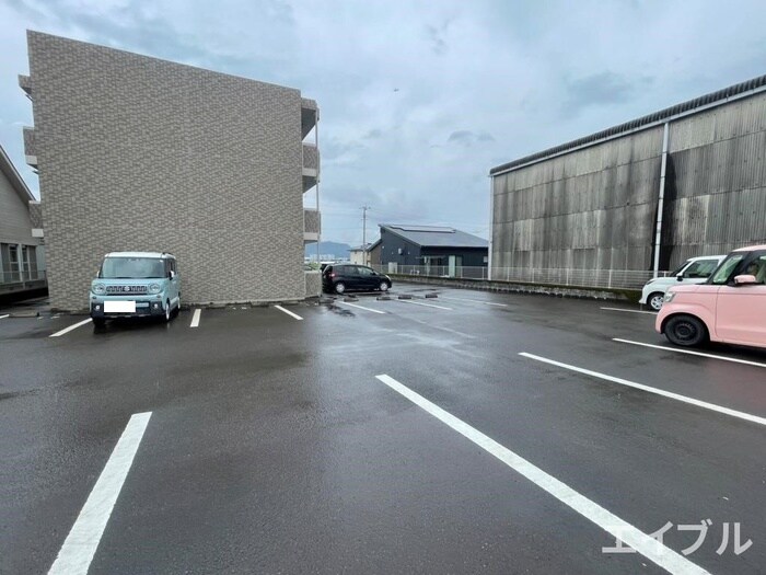 物件外観写真5　(駐車場)