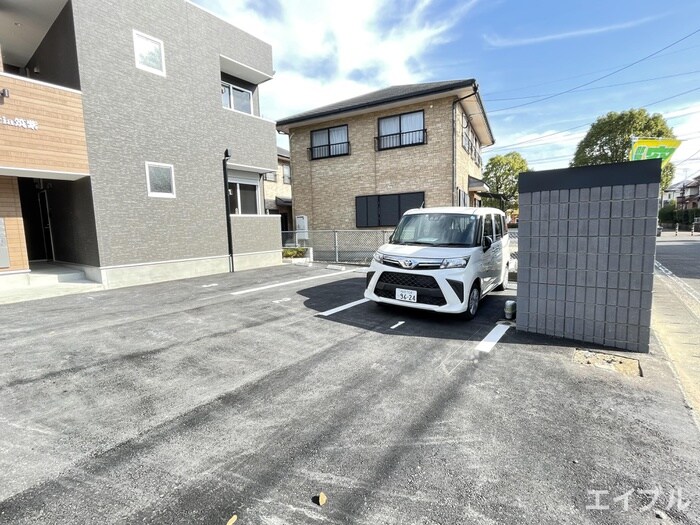 物件外観写真4　(駐車場)