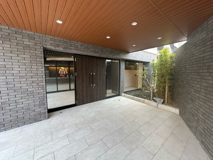 物件外観写真2　(エントランス部分)