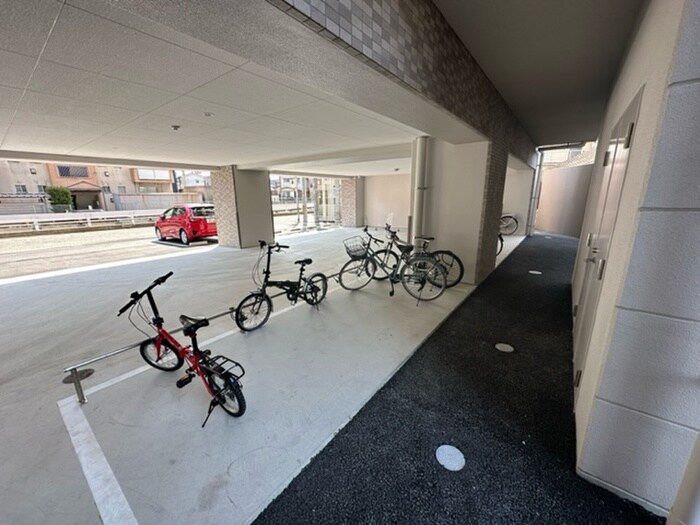 物件外観写真3　(駐輪場)