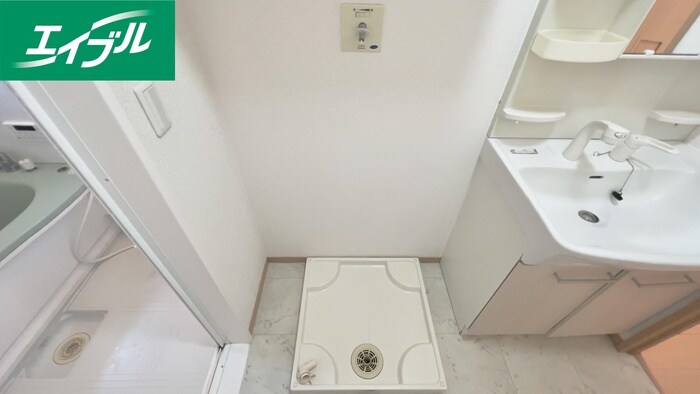 物件内観写真16　(洗濯機置場)