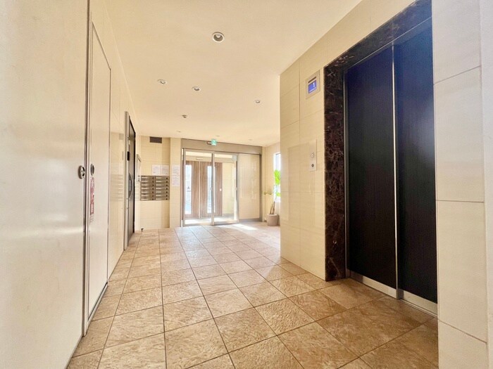 物件外観写真2　(エントランス部分)