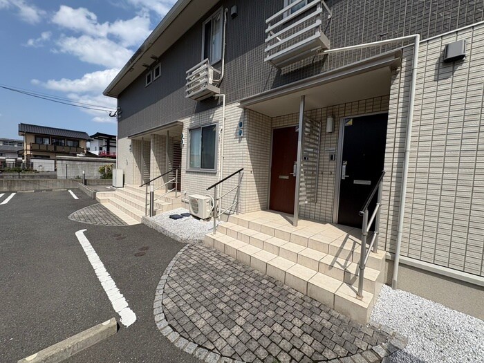 物件外観写真2　(エントランス部分)