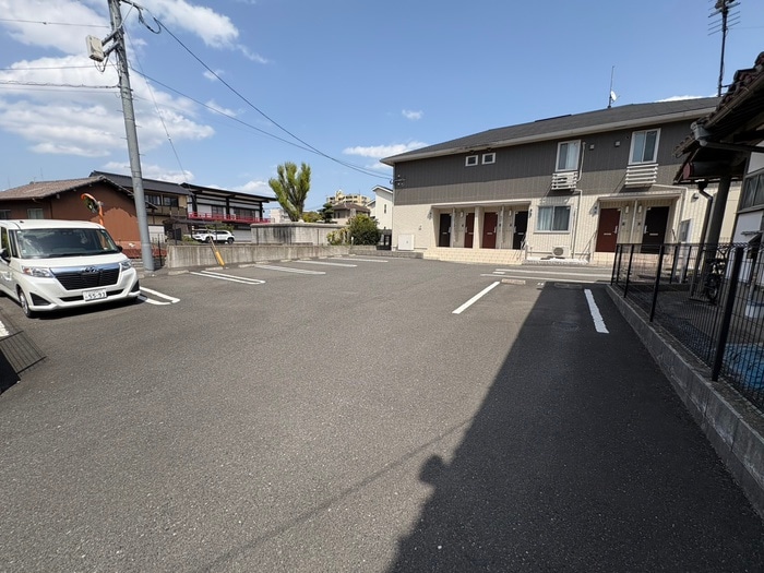 物件外観写真3　(駐車場)