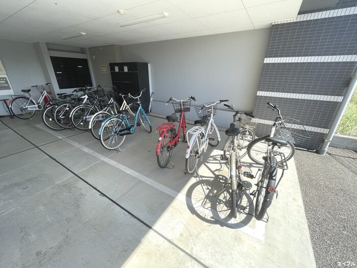 物件外観写真4　(駐輪場)
