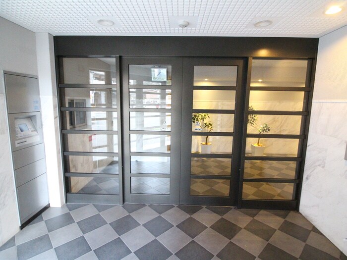 物件外観写真3　(エントランス部分)