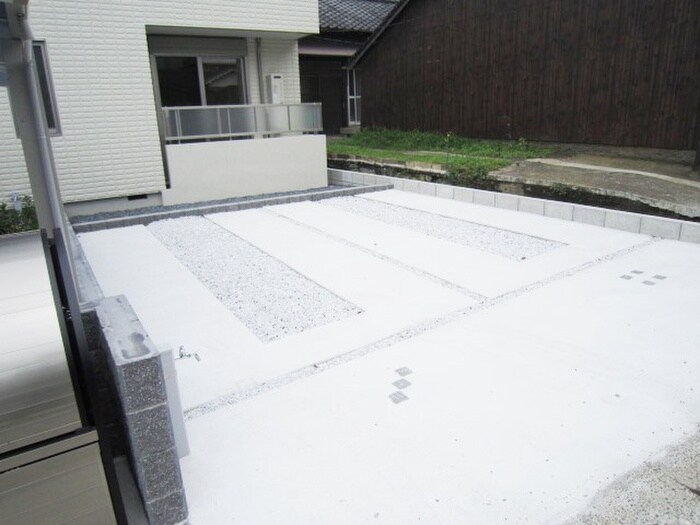 物件外観写真2　(駐車場)