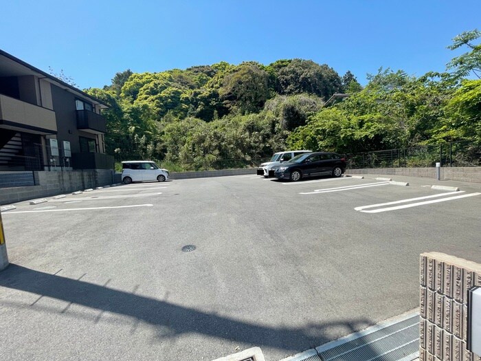 物件外観写真2　(駐車場)
