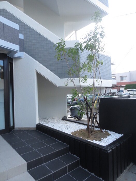 物件外観写真4　(エントランス部分)