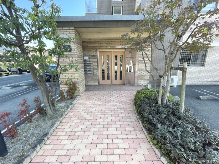 物件外観写真2　(エントランス部分)