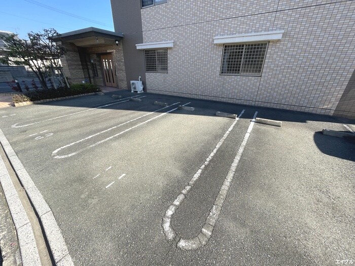 物件外観写真3　(駐車場)