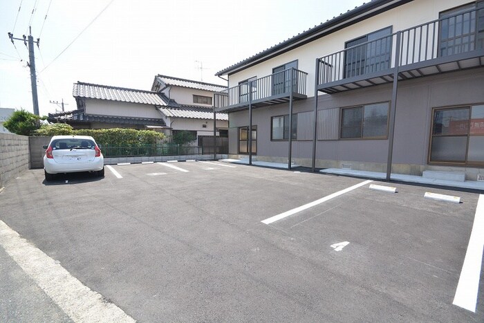 物件外観写真2　(駐車場)
