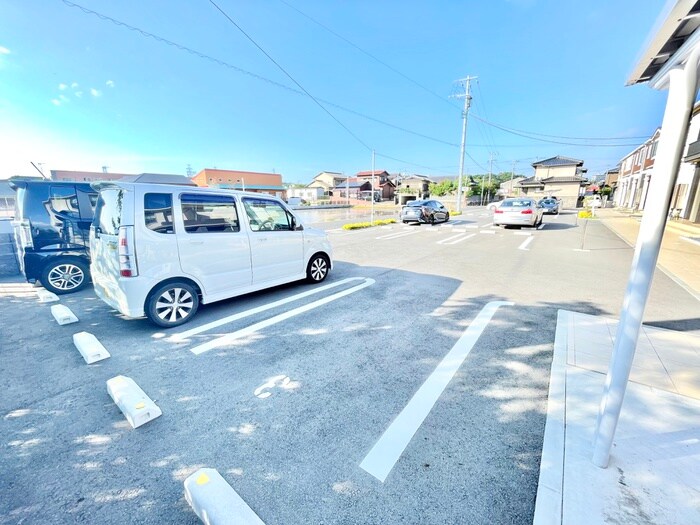 物件外観写真3　(駐車場)