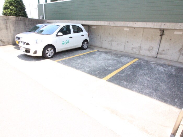 物件外観写真3　(駐車場)