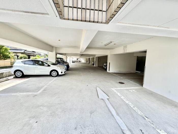 物件外観写真2　(駐車場)