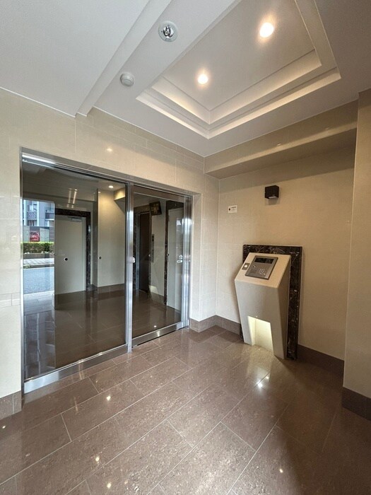 物件外観写真3　(エントランス部分)