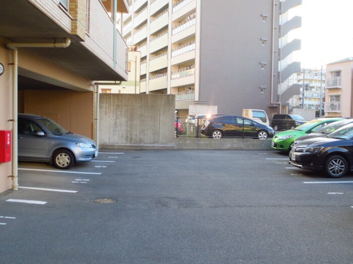 物件外観写真3　(駐車場)