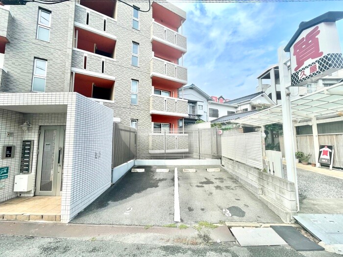 物件外観写真4　(駐車場)