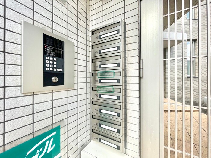 物件外観写真6　(エントランス部分)