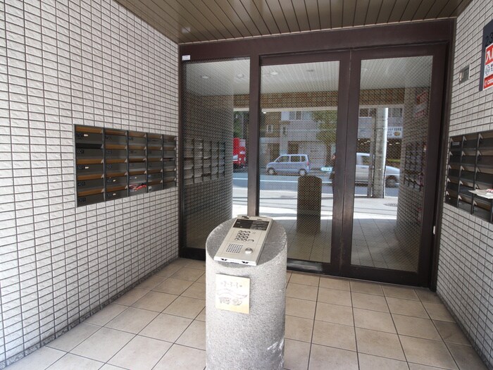物件外観写真2　(エントランス部分)