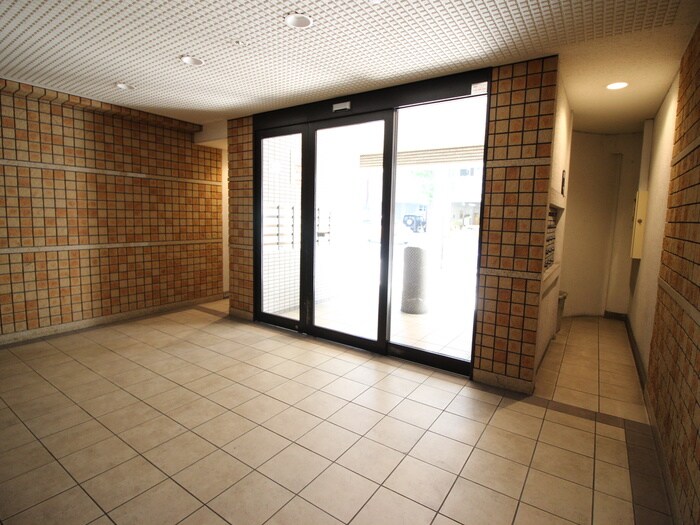 物件外観写真4　(エントランス部分)