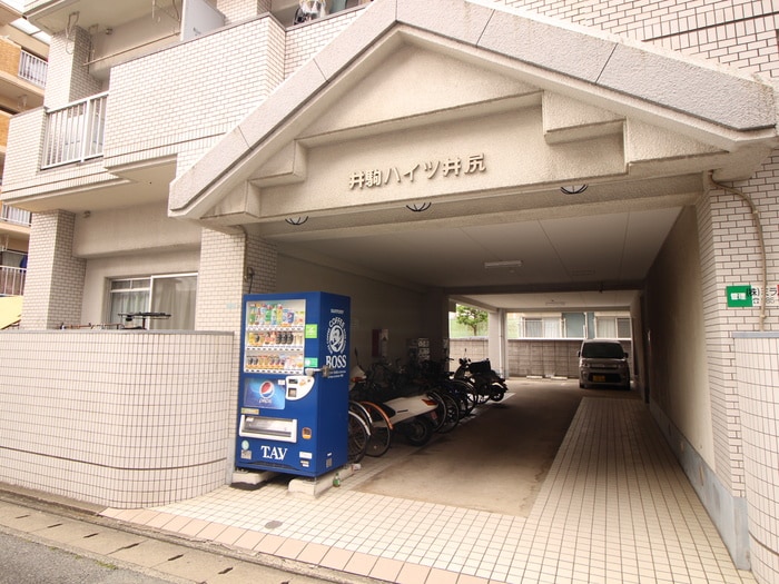 物件外観写真3　(エントランス部分)