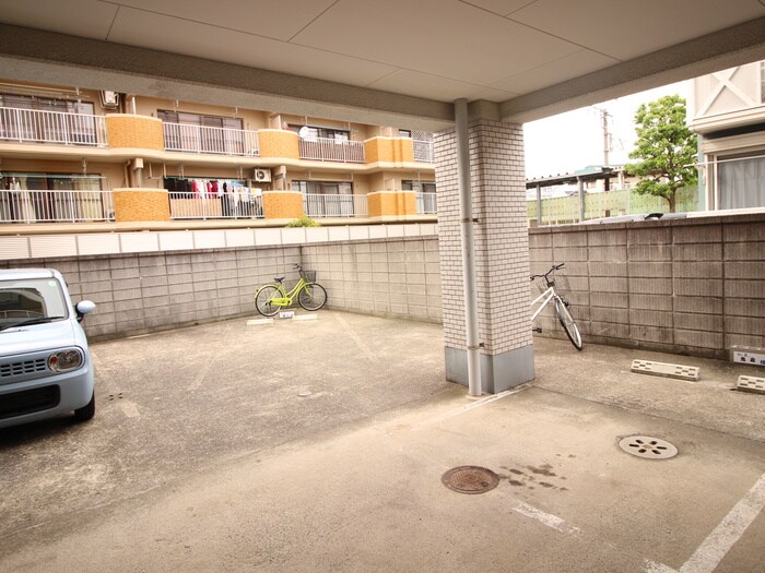 物件外観写真4　(駐車場)