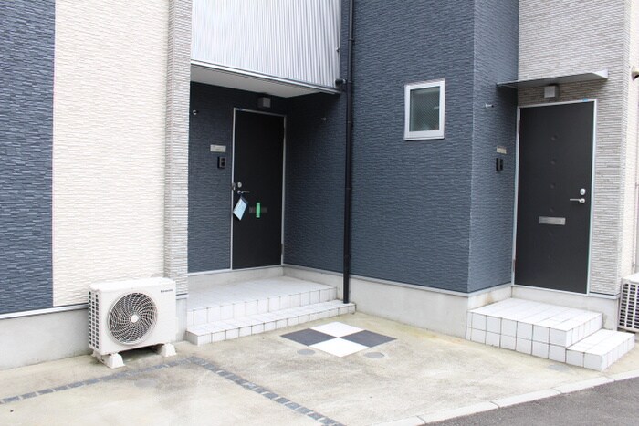 物件外観写真3　(エントランス部分)