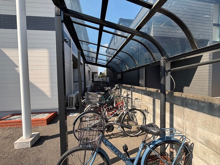 物件外観写真3　(駐輪場)