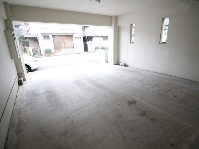 物件外観写真3　(駐車場)