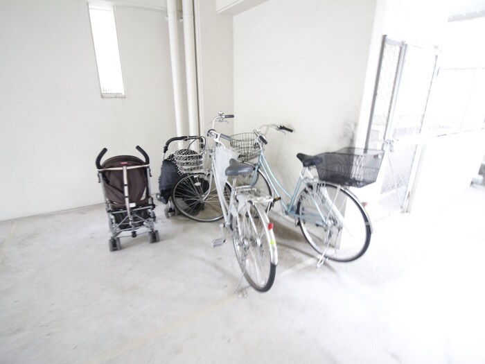 物件外観写真4　(駐輪場)