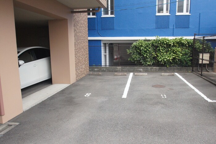 物件外観写真4　(駐車場)