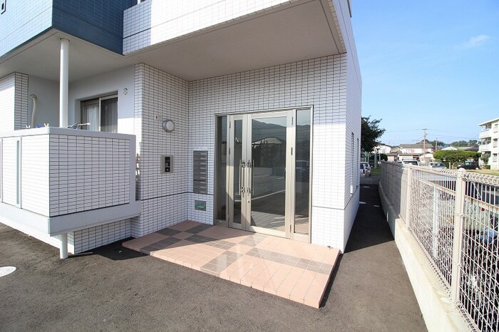 物件外観写真2　(エントランス部分)