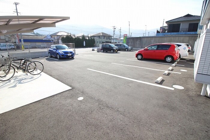 物件外観写真5　(駐車場)