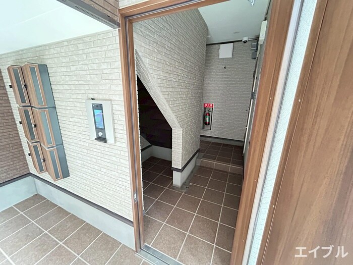 物件外観写真3　(エントランス部分)