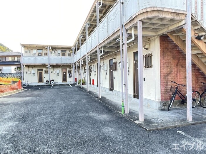 物件外観写真3　(エントランス部分)