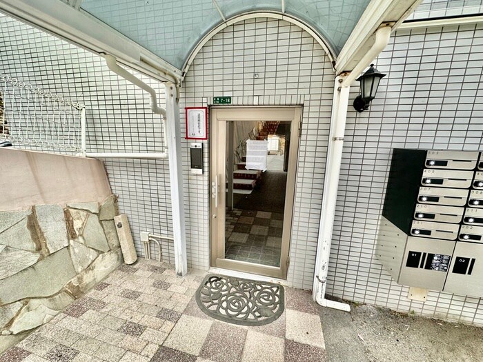 物件外観写真5　(エントランス部分)