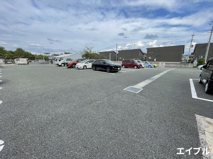 物件外観写真2　(駐車場)